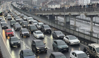 İstanbul’da Bayram Sonrası Trafik Çilesi: Yağmur ve Tatil Dönüşü Yoğunluğu Yüzde 62’ye Ulaştı