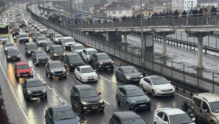 İstanbul’da Bayram Sonrası Trafik Çilesi: Yağmur ve Tatil Dönüşü Yoğunluğu Yüzde 62’ye Ulaştı