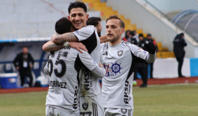 Trendyol 1. Lig’de Süper Lig Yarışı Kızışıyor: Erzurumspor FK Lider, Play-Off Heyecanı Dorukta!