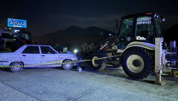 Sakarya Taraklı’da Feci Kaza: Park Halindeki İş Makinesine Çarpan Sürücü Hayatını Kaybetti