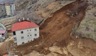 Hakkari Şemdinli’de Heyelan: Ev Hasar Gördü, Sakinler Yardım Bekliyor