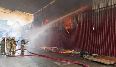 İzmir Karabağlar’da Yangın: Mobilya Atölyeleri ve Depolar Alevlere Teslim Oldu