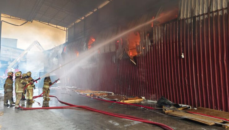 İzmir Karabağlar’da Yangın: Mobilya Atölyeleri ve Depolar Alevlere Teslim Oldu