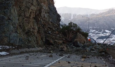 Gümüşhane-Giresun Karayolu Heyelan Nedeniyle Çift Yönlü Kapandı: Ulaşım Alternatifleri ve Son Gelişmeler