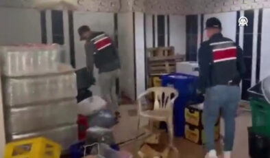 Adana’da Sahte İçki Operasyonu: Gizli Bölmede Esrar ve Yüzlerce Litre Sahte İçki Ele Geçirildi