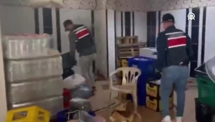 Adana’da Sahte İçki Operasyonu: Gizli Bölmede Esrar ve Yüzlerce Litre Sahte İçki Ele Geçirildi