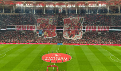 Türkiye-Romanya Maçında Duygusal Anlar: Tribünlerden ‘Aynı Ruh, Aynı Hava’ Mesajı ve Tarkan Coşkusu