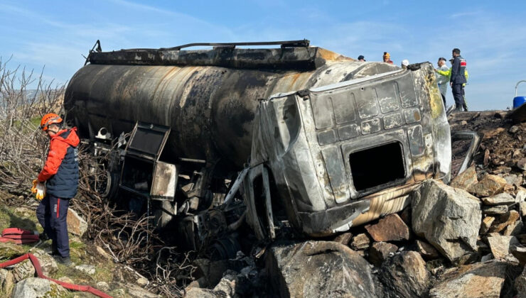 Uşak’ta Mazot Tankeri Faciası: Şarampole Devrilen Tankerde Yangın, Sürücü Hayatını Kaybetti