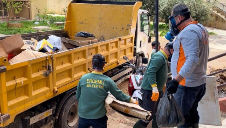 Erdemli’de Korkunç Manzara: Koyuncu Mahallesi’ndeki Evden 7 Kamyon Çöp Çıktı