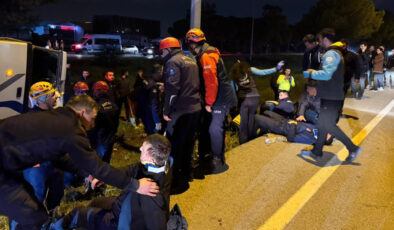 Antalya’da İnfaz Koruma Memurlarını Taşıyan Servis Aracı Şarampole Devrildi: 16 Yaralı