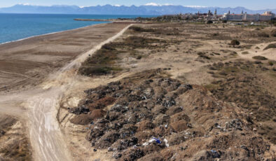 Antalya Kumköy Sahili’nde Çevre Felaketi: Kaçak Yapılar Yıkıldı, Kumsalın Altından Lağım Çukurları Çıktı