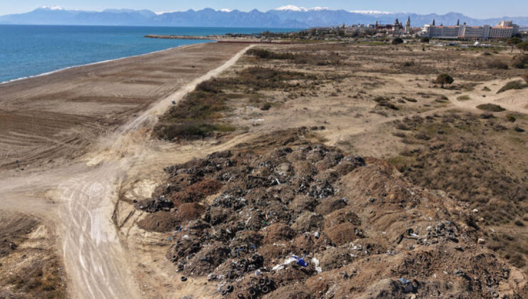 Antalya Kumköy Sahili’nde Çevre Felaketi: Kaçak Yapılar Yıkıldı, Kumsalın Altından Lağım Çukurları Çıktı