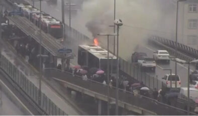 Son Dakika: İstanbul Kağıthane’de Metrobüs Yangını! Seferler Aksadı