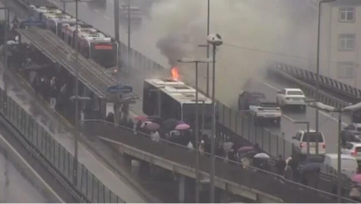 Son Dakika: İstanbul Kağıthane’de Metrobüs Yangını! Seferler Aksadı