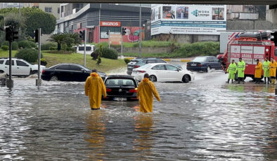 Adana’da Sağanak Yağış Hayatı Felç Etti: Caddeler Göle Döndü, Kurtarma Çalışmaları Başlatıldı