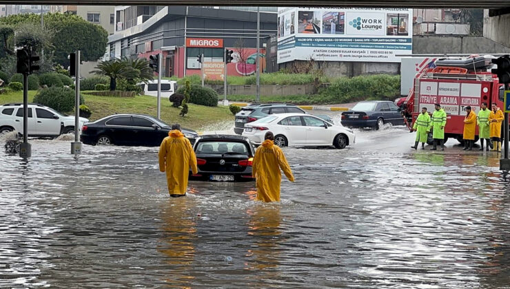 Adana’da Sağanak Yağış Hayatı Felç Etti: Caddeler Göle Döndü, Kurtarma Çalışmaları Başlatıldı