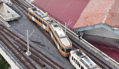 Adana’da Tren Kazası: Raydan Çıkan Vagon Elektrik Direğine Çarptı, Yolcular Tahliye Edildi