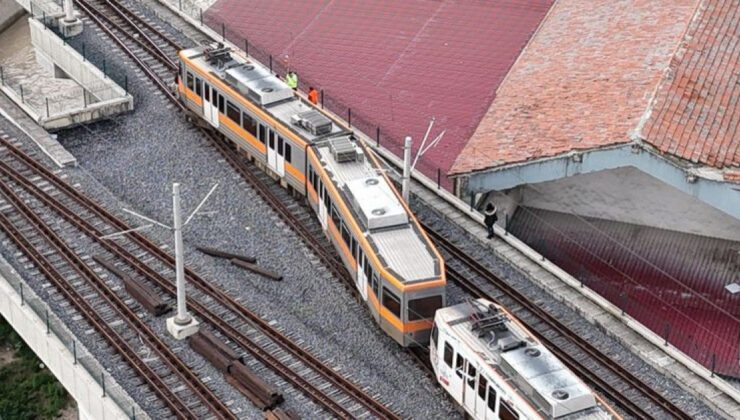Adana’da Tren Kazası: Raydan Çıkan Vagon Elektrik Direğine Çarptı, Yolcular Tahliye Edildi