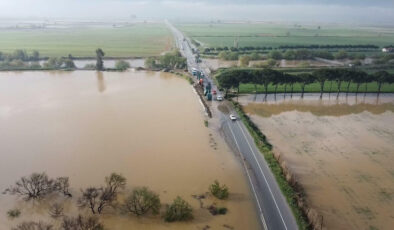 Aydın’da Sağanak Sonrası Büyük Menderes Taştı: Tarım Arazileri Sular Altında, Yol Kapanışı