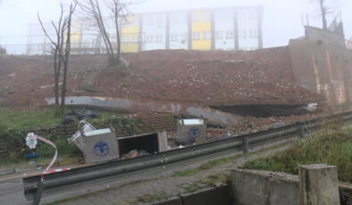 Maltepe’de Ortaokul İstinat Duvarı Çöktü: Park Halindeki Araç Hasar Gördü, Okul Tatil Edildi