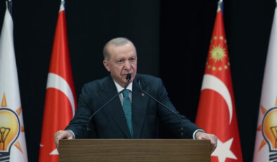 Erdoğan’dan Özgür Özel’e Tazminat Davası ve Suç Duyurusu: Kuşadası Mitingi Gerginliği