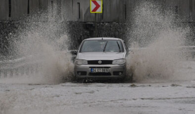 İstanbul’da Sağanak Yağış Hayatı Felç Etti: Ulaşım Durdu, İş Yerlerini Su Bastı