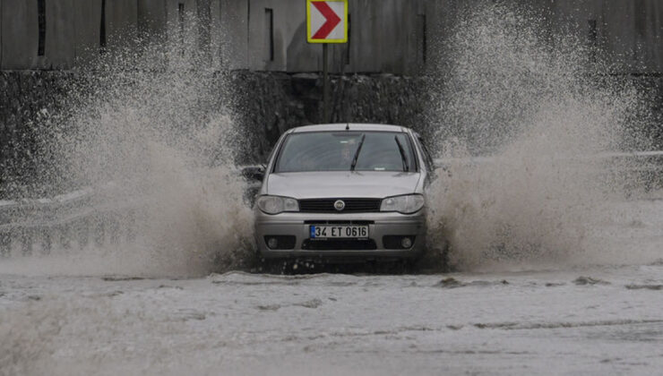 İstanbul’da Sağanak Yağış Hayatı Felç Etti: Ulaşım Durdu, İş Yerlerini Su Bastı