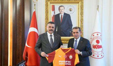 Galatasaray Başkanı Dursun Özbek’ten İçişleri Bakanı Mustafa Çiftçi’ye Ziyaret: 42 Numaralı Forma Hediye Edildi