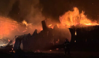 Osmaniye’deki Kağıt Fabrikasında Yangın Kontrol Altına Alındı: Söndürme Çalışmaları 3 Saat Sürdü