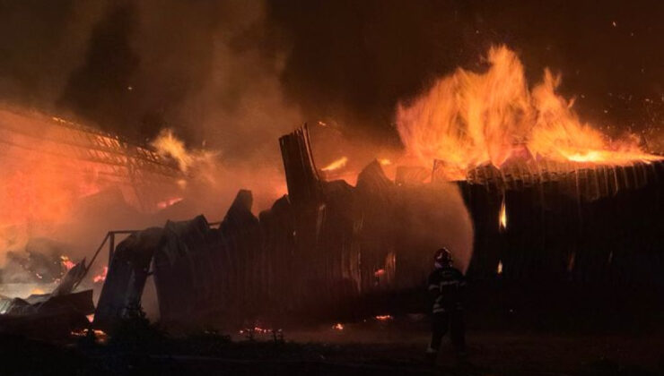 Osmaniye’deki Kağıt Fabrikasında Yangın Kontrol Altına Alındı: Söndürme Çalışmaları 3 Saat Sürdü