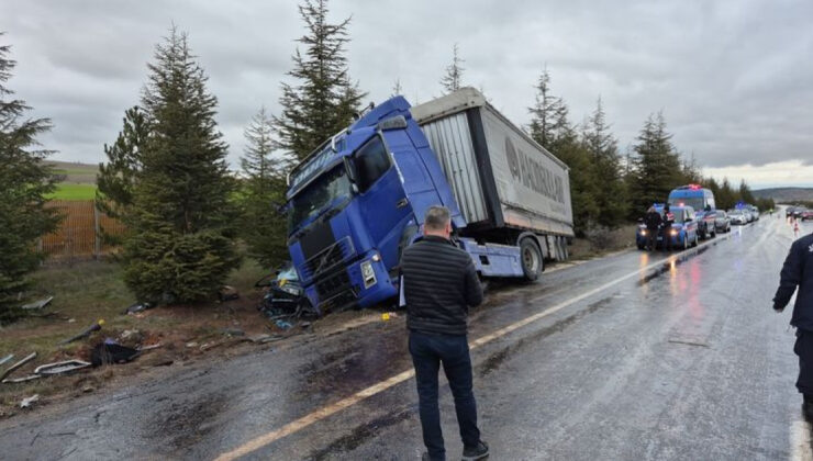 Eskişehir’de Feci Kaza: Yağmur Kayması Sonucu TIR’ın Çarptığı Otomobilde Bir Kişi Hayatını Kaybetti