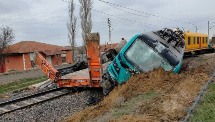 Nevşehir’de Yük Treni Kazası: TIR’a Çarptı, 2 Yaralı ve Çekmeköy’deki Öğretmen Cinayeti