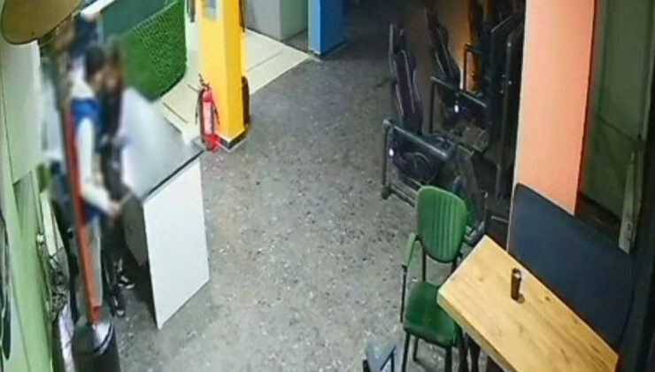 Afyonkarahisar’da Dehşet: 17 Yaşındaki Genç, İnternet Kafede Yaşıtını Bıçakladı – Güvenlik Kameralarına Yansıyan Görüntüler
