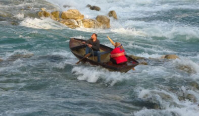 Adana’da Seyhan Nehri’nde Korku Dolu Anlar: Balon Dizmek İsterken Kurtarıldılar