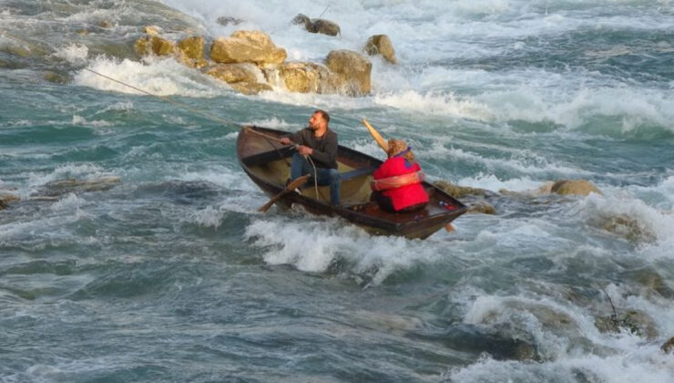 Adana’da Seyhan Nehri’nde Korku Dolu Anlar: Kayıktaki Çift Akıntıya Kapıldı, Kurtarma Operasyonuyla Kurtarıldı!