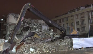 Avcılar’da Kentsel Dönüşüm Faciası: Yıkım Kontrolden Çıktı, Cadde Toz Dumanına Boğuldu!