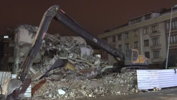 Avcılar’da Kentsel Dönüşüm Faciası: Yıkım Kontrolden Çıktı, Cadde Toz Dumanına Boğuldu!