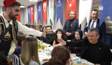 Özgür Özel Öğrencilerle İftar Sofrasında Buluştu: Zübeyde Hanım Yurdu’nda Samimi Anlar