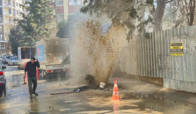 Kadıköy’de İnşaat Faciası: İSKİ Ana Su Borusu Patladı, Sokak Göle Döndü!