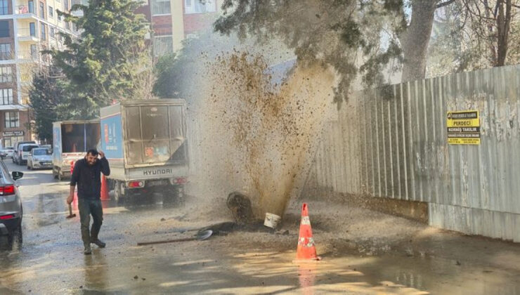 Kadıköy’de İnşaat Faciası: İSKİ Ana Su Borusu Patladı, Sokak Göle Döndü!