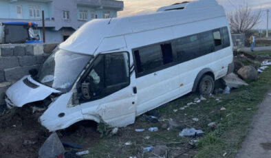 Diyarbakır ve Şavşat’ta Kaza ve Heyelan: Servis Minibüsü Bahçe Duvarına Çarptı, Yol Heyelandan Kapandı