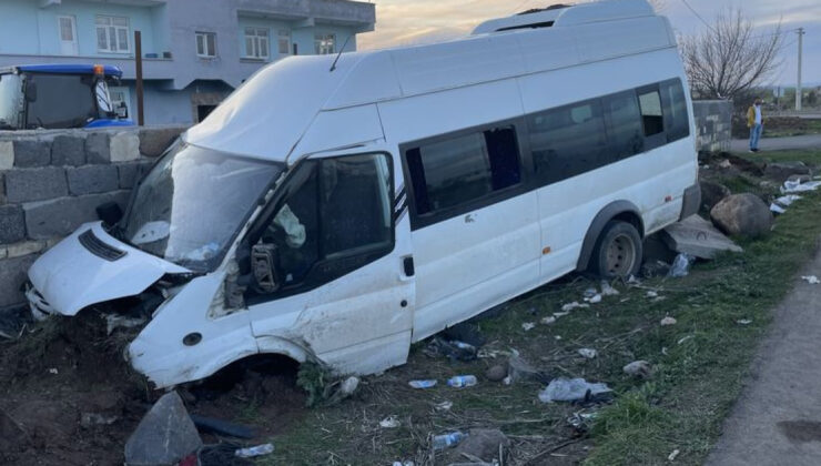Diyarbakır ve Şavşat’ta Kaza ve Heyelan: Servis Minibüsü Bahçe Duvarına Çarptı, Yol Heyelandan Kapandı