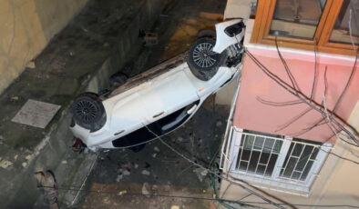 Avcılar’da Korkunç Kaza: Kontrolden Çıkan Otomobil 8 Metre Yükseklikten Boşluğa Düştü