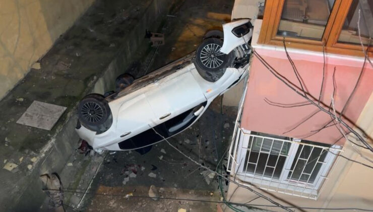 Avcılar’da Korkunç Kaza: Kontrolden Çıkan Otomobil 8 Metre Yükseklikten Boşluğa Düştü