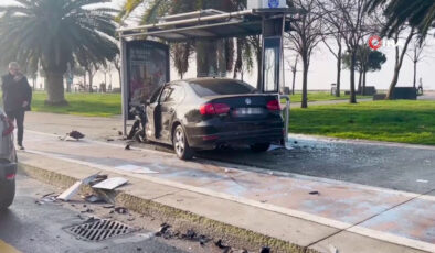 Kartal Sahili’nde Kaza: Kırmızı Işıkta Geçen Araç Durağa Daldı, 2 Yaralı