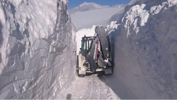 Van’da Karla Mücadele Devam Ediyor: Başkale’de Askeri Üs Bölgelerine Ulaşım İçin Zorlu Çalışmalar