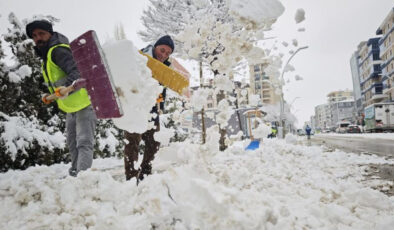 Van’da Kar Yağışı Etkili Oluyor: 143 Yerleşim Yerinin Yolu Kapandı, Çığ Uyarısı!