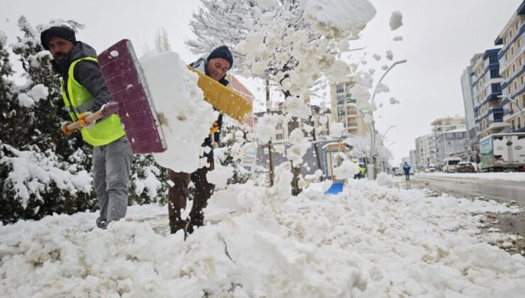Van’da Kar Yağışı Etkili Oluyor: 143 Yerleşim Yerinin Yolu Kapandı, Çığ Uyarısı!