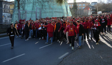 Beşiktaş – Galatasaray Derbisi Öncesi Tüpraş Stadyumu’nda Heyecan Dorukta: Galatasaray Taraftarları Stada Ulaştı