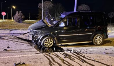 Afyonkarahisar’da Feci Kaza: Tır ile Hafif Ticari Araç Çarpıştı, 1 Ölü, 1 Yaralı